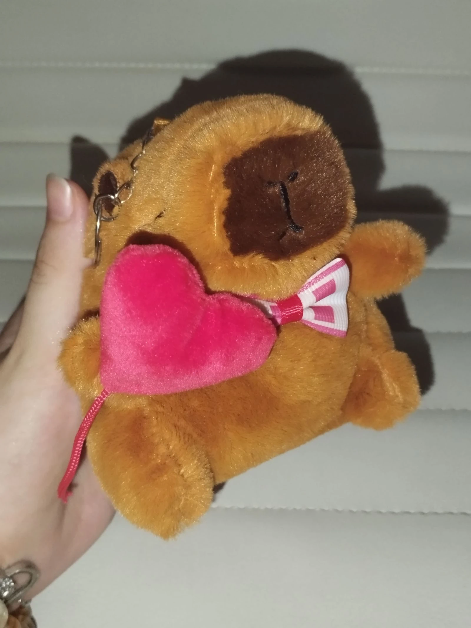 Pequeno chaveiro de pelúcia de capivara - Com gravata e coração – photo 3